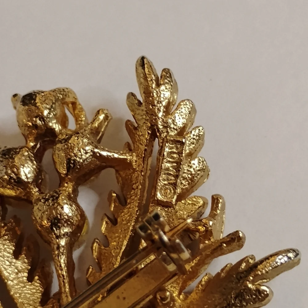 Vintage Gold Tone Leaf Signed Roma Simulated Pearl Brooch‎